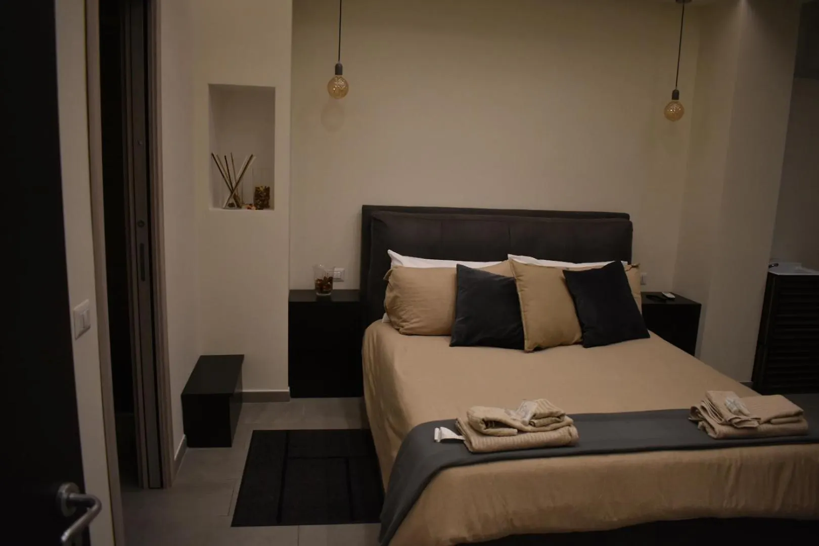 Mimmu Private Rooms Naples 0*,  Italy